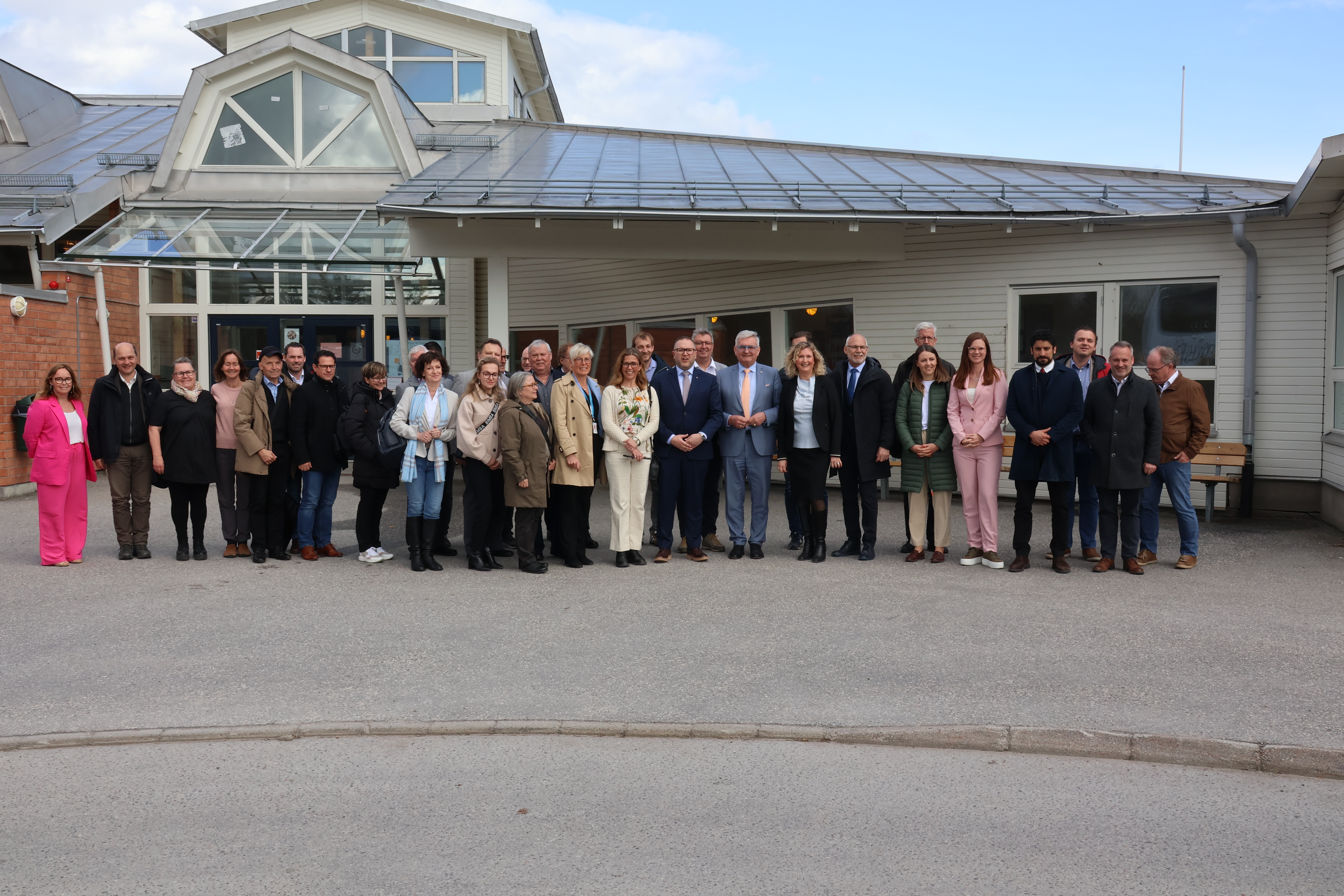 Alla besökare från Österrike samt Värmdös representanter framför Ösbyskolan efter besöket som tog plats 27 april 2023.